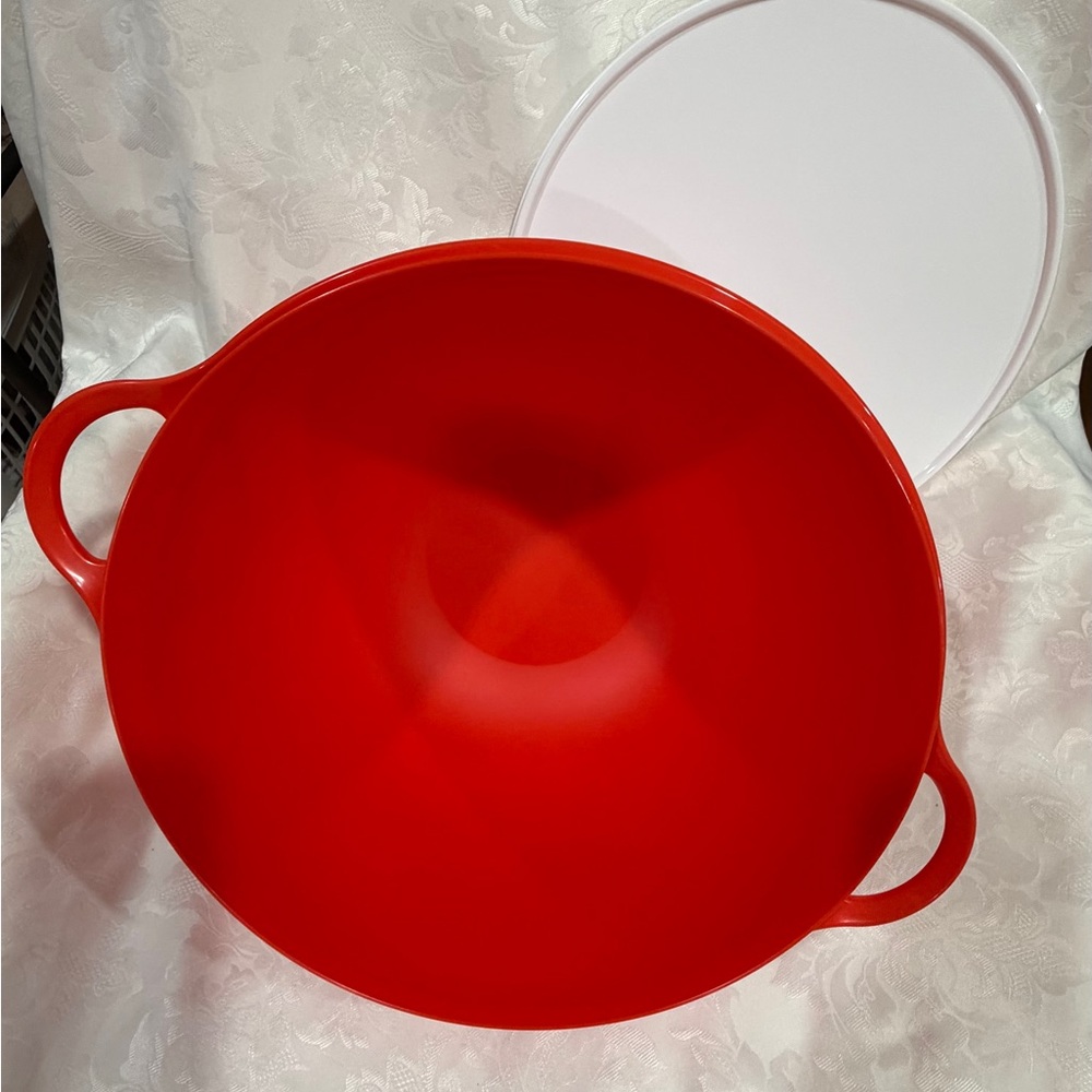 NEW in Package - Tupperware Jumbo Bowl - Red with White Seal - Picture 4 of 10
